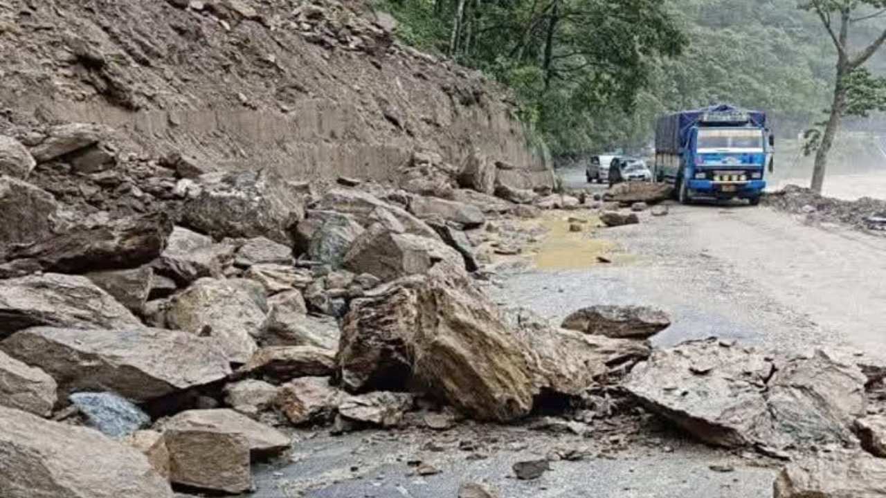 Landslide Blocks NH 520 in Odisha's Sundargarh