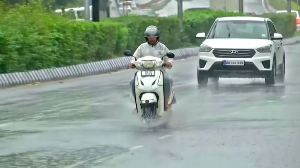 Odisha Braces for Heavy Rainfall: IMD Issues Warning for 15 Districts 1 Odisha Braces for Heavy Rainfall