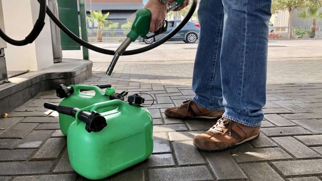 Odisha Enforces Ban on Fuel Sales in Plastic Containers Following Tragic Incident 1 Odisha Enforces Ban on Fuel Sales in Plastic