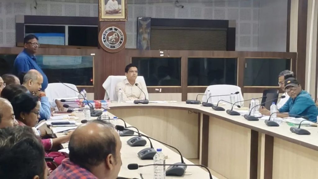 Cuttack Administration Enforces 'No Attendance, No Pay' Policy on Mahanga Officials 1 Cuttack Administration Enforces 'No Attendance, No Pay'