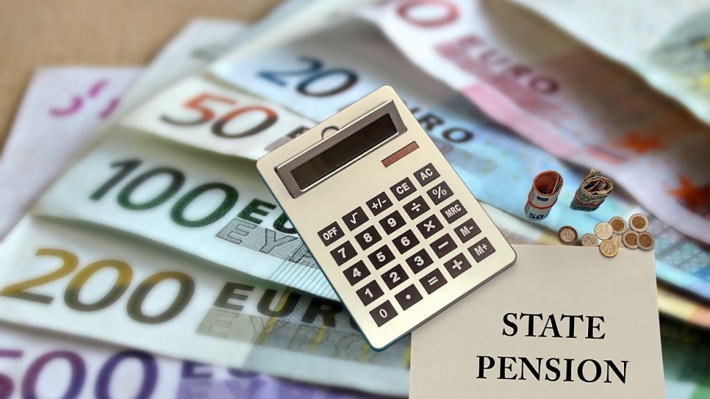 State Pension Push: Calls to Raise Weekly Payments to £586 and Cut Retirement Age to 60 2 Qualifying for the Full State Pension