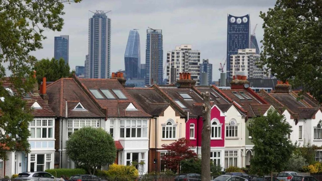 UK House Prices Plunge; Is Reeves' New Property Tax Plan to Blame? 1 UK House Prices Post Steepest