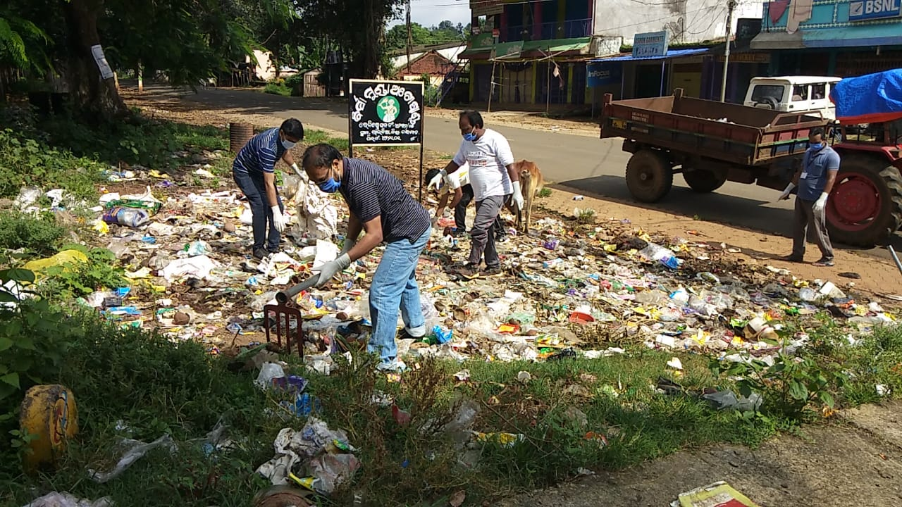 BDO Cleans Drain With Bare Hands in Odisha